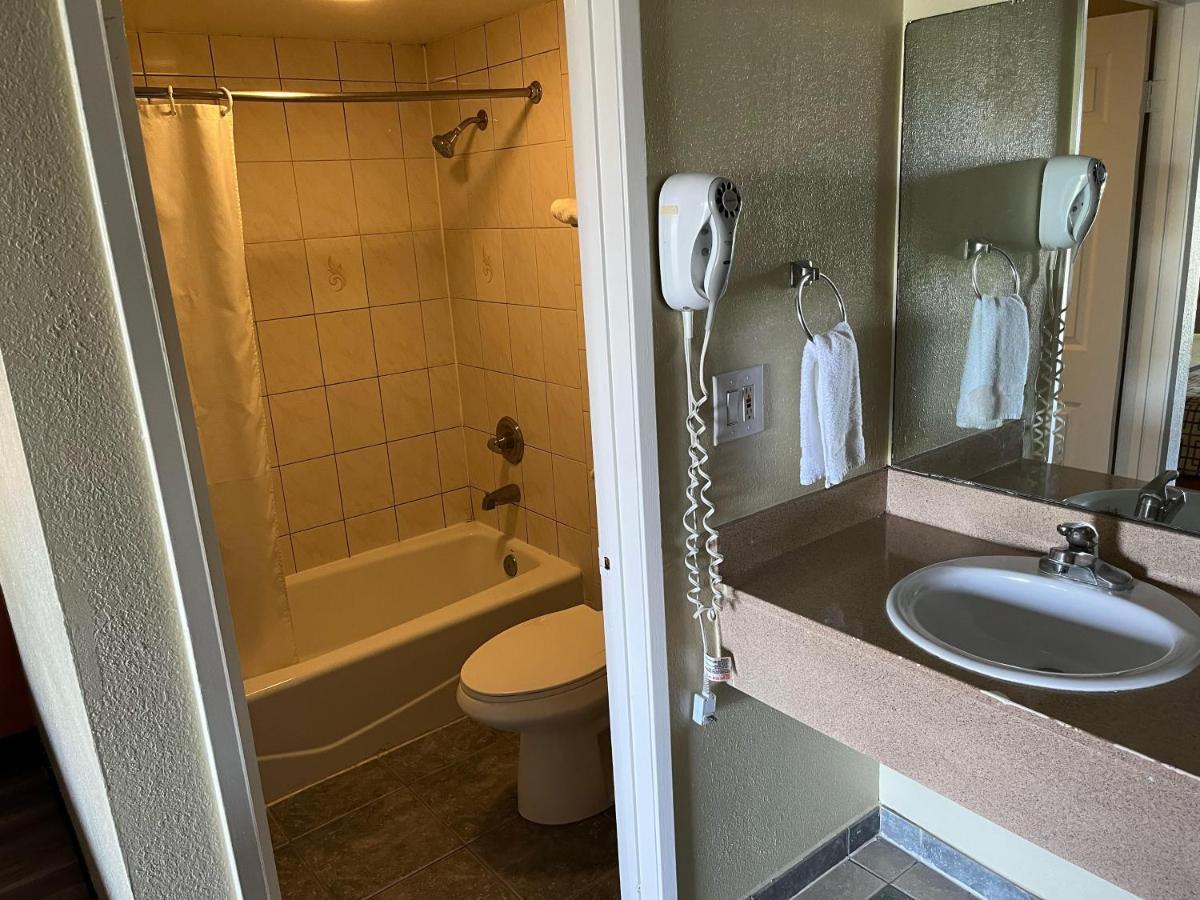Rivera Inn & Suites Motel Пико-Ривера Экстерьер фото